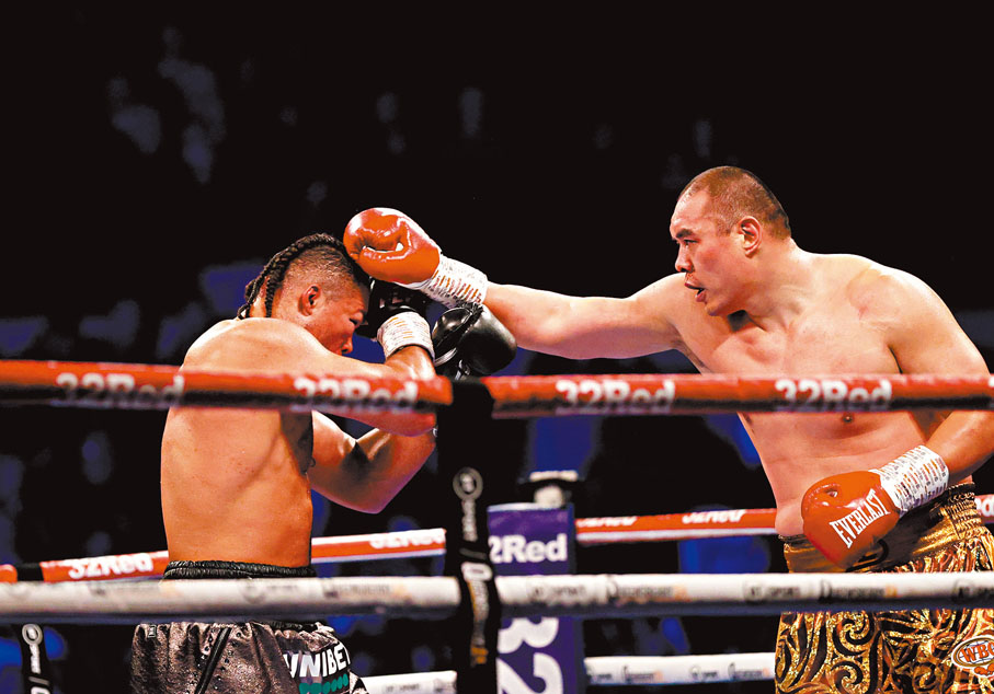 ◆張志磊（右）與喬伊斯在比賽中。新華社