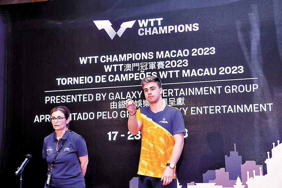 ◆ 瑞典球手莫雷加德（右）為賽事抽籤。