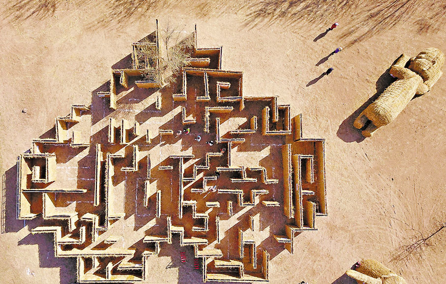 ◆寧夏銀川市鳴翠湖濕地公園舉辦首屆大地藝術節。在「蘆葦稻草人王國」，市民帶孩子前來參觀遊玩，體驗稻草迷宮。