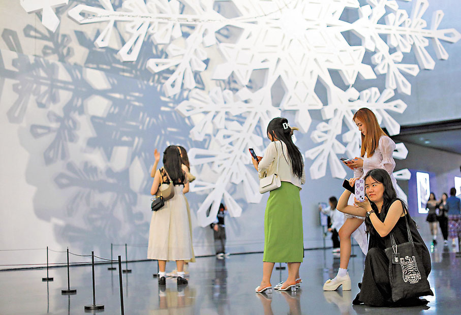 ◆由成都市美術館舉辦的首屆「S」藝術季開篇新展，吸引了許多參觀者前來觀賞。「S」不僅代表成都大運會（Sport）的先聲，也代表了萬物生長的春天（Spring）。成都市當代藝術館展出多個大型裝置藝術品，吸引觀眾駐足打卡。