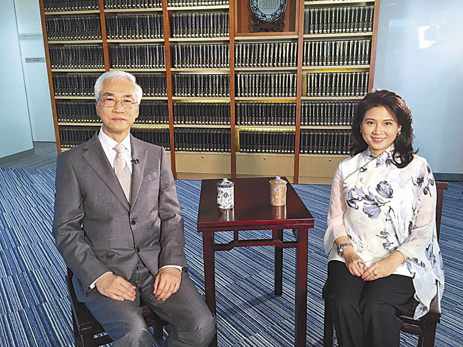 ◆何文匯教授（左）說《論語》是孔子學說的寶庫，是修身齊家治國的寶鑑。 作者供圖