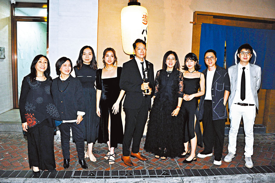 ◆《給十九歲的我》團隊於慶功宴門外合照。