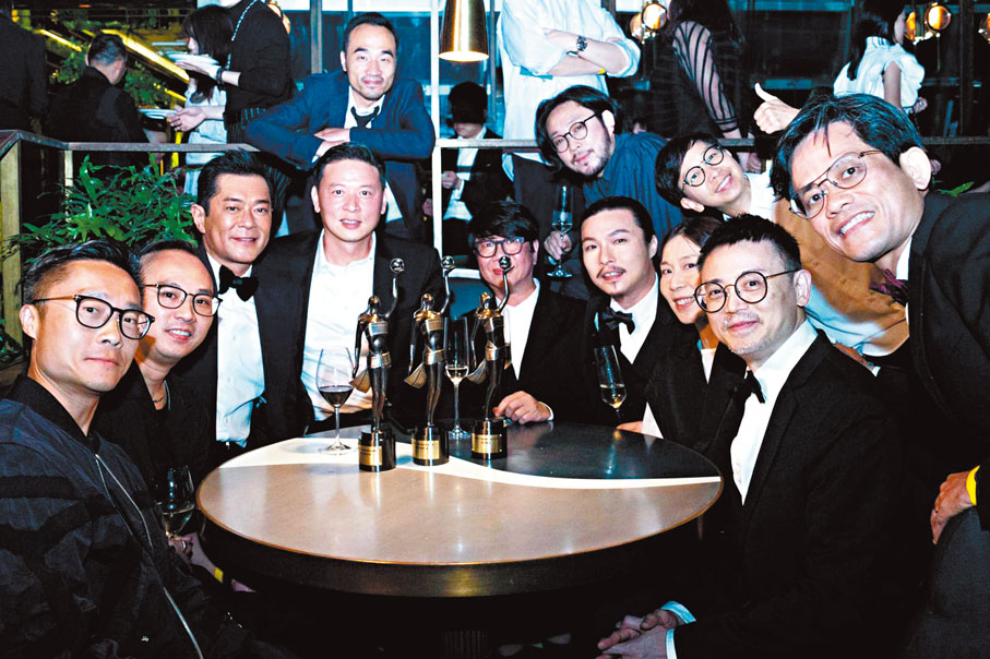 ◆古天樂與其《明日戰記》團隊慶祝電影奪3獎。