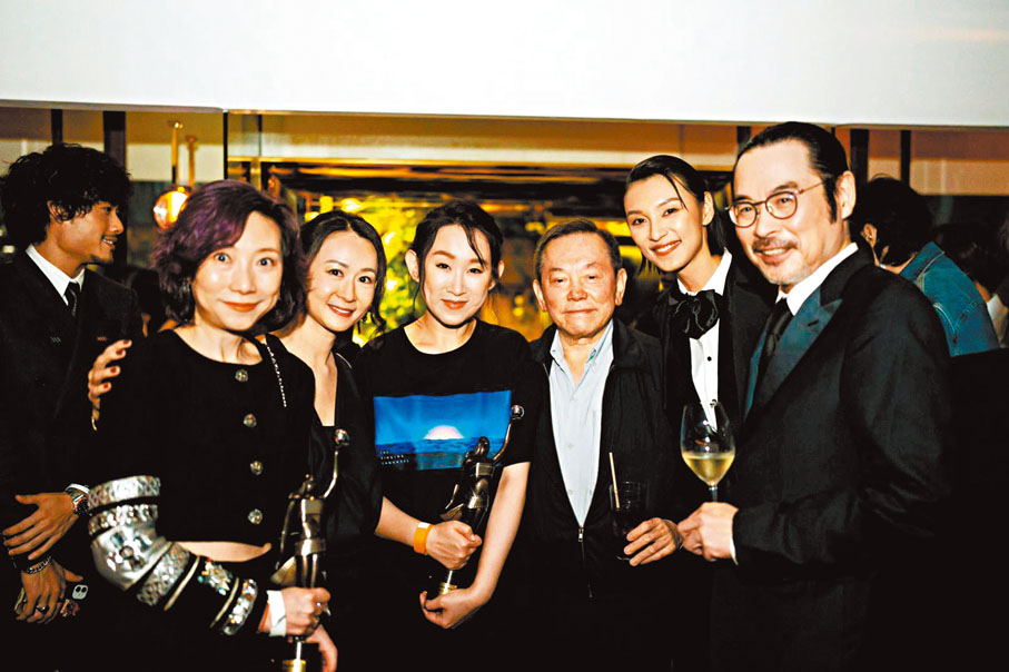 ◆最佳女配角王菀之(左三)分享得獎喜悅。