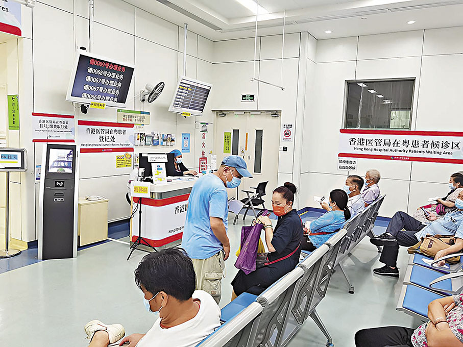 ◆「支援粵港澳大灣區醫院管理局病人先導計劃」將於下月推出。圖為港大深圳醫院專設的香港醫管局在粵患者候診區。 資料圖片