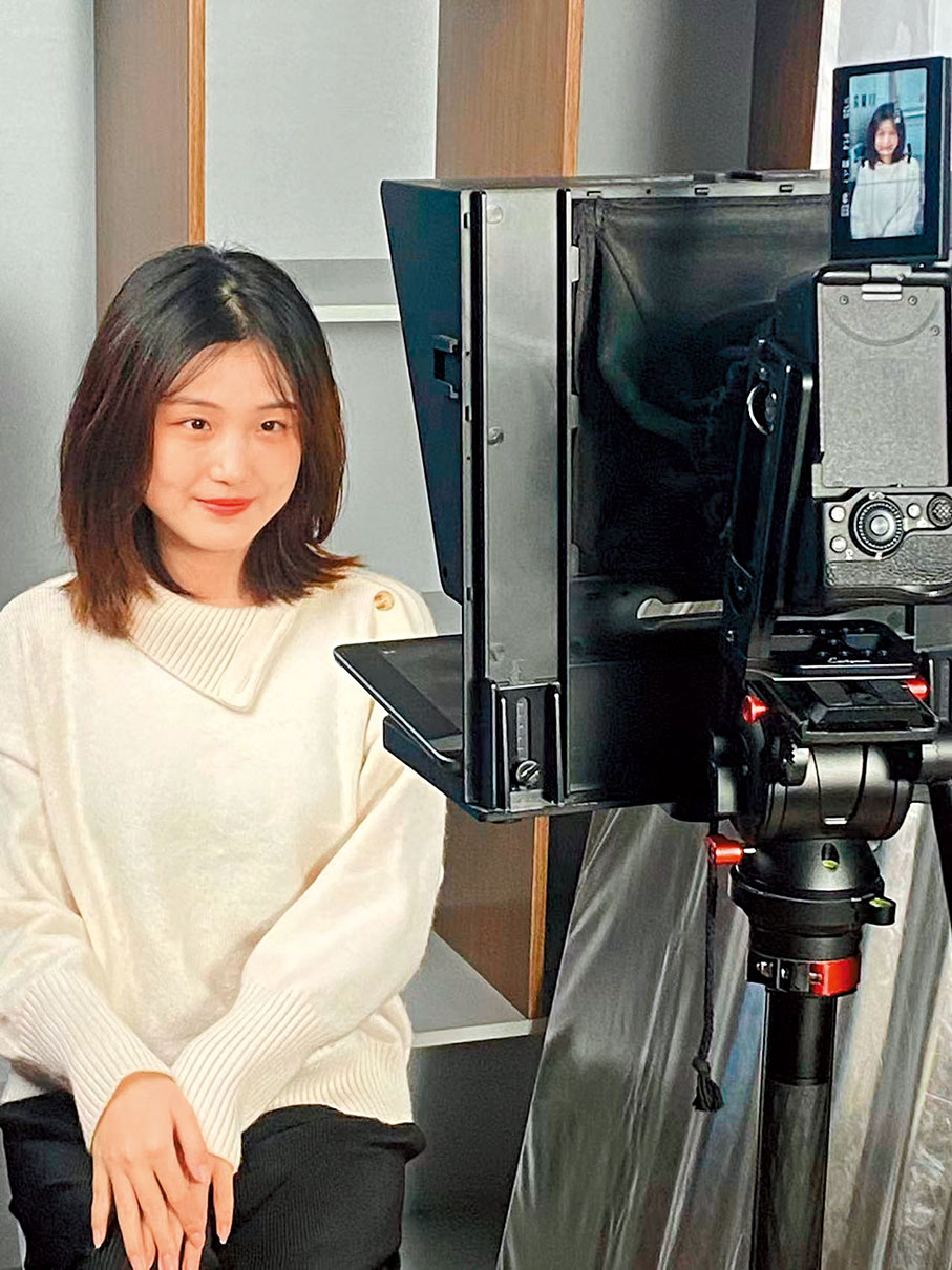 ◆ 李右溪正在錄製短視頻。 香港文匯報杭州傳真