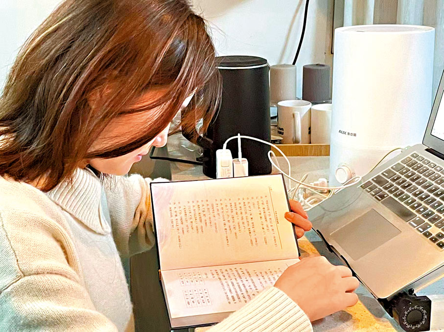 ◆每一期短視頻的文稿都是李右溪對着甲骨文書籍，逐字逐句修改出來的。香港文匯報杭州傳真