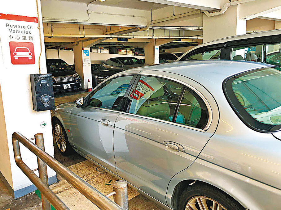 ◆政府停車場最快於今年下半年起逐步徵收電動車充電費。 資料圖片