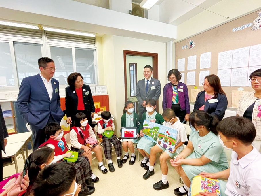 ◆陳百里及一眾主禮嘉賓參觀小學生教授幼稚園學生國安教育。