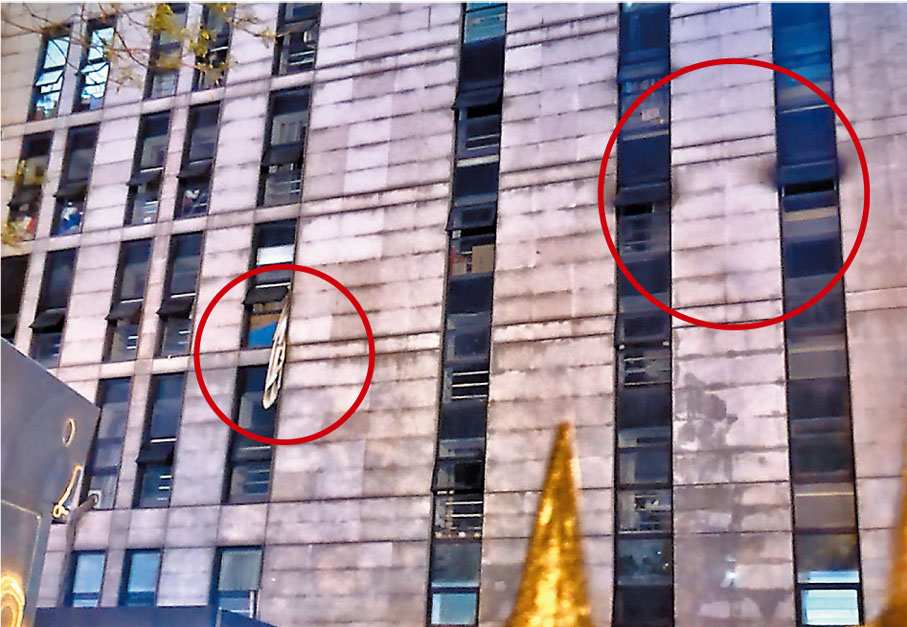 ◆ 大火後的北京長峰醫院，着火大樓的外牆有灼燒後的黑色痕跡（右紅圈），窗戶上仍掛着臨時逃生用的床單（左紅圈）。 香港文匯報記者馬曉芳  攝