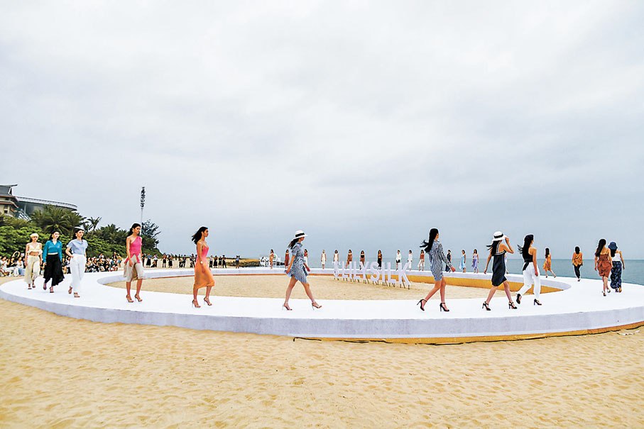 ◆2023中國國際消費品博覽會時裝周海邊大秀在海南海口上演。