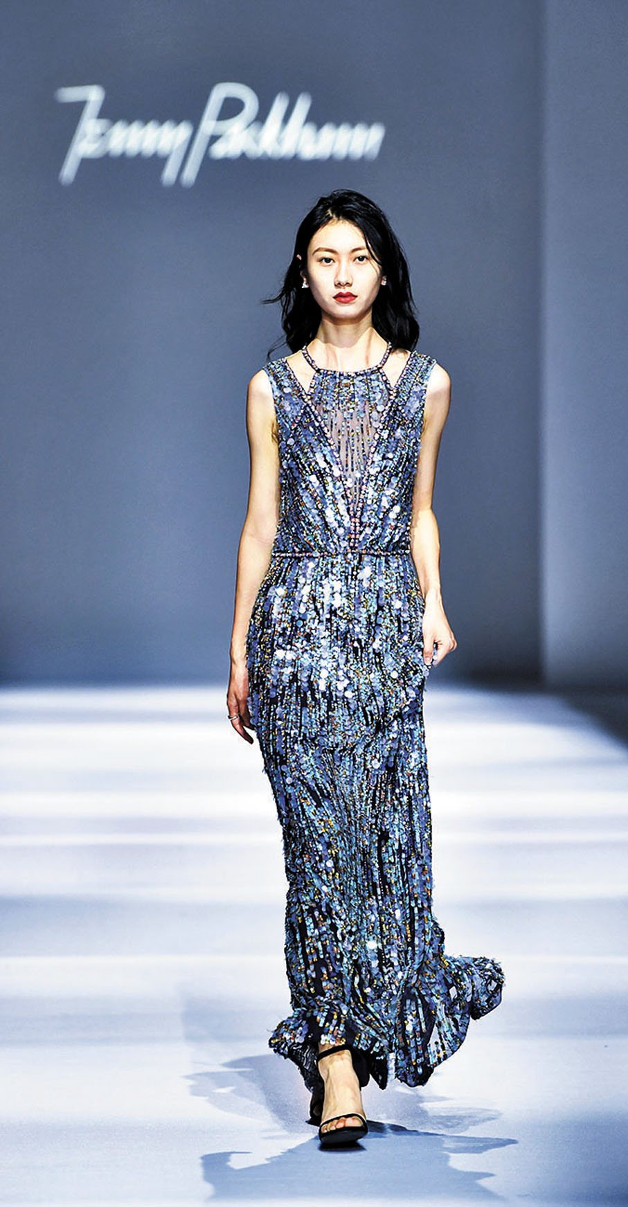 ◆來自英倫的禮服品牌Jenny Packham首次登陸消博會時裝周秀場，帶來其秋冬系列。