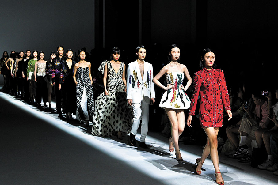 ◆模特兒在消博會時裝周主秀場展示時裝作品。