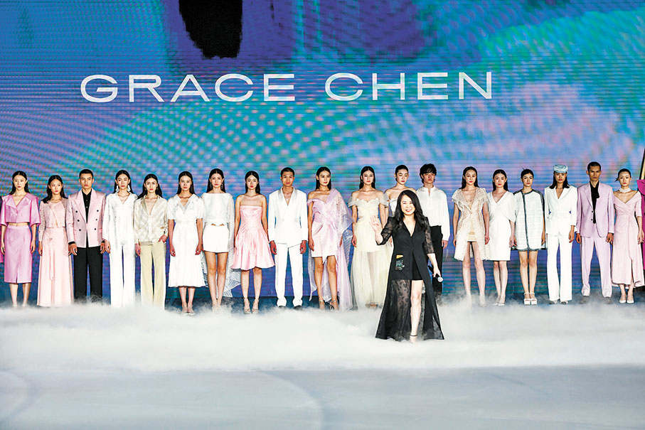 ◆GRACE CHEN高級時裝攜品牌「漫卷詩書．激盪風華」中國古典文學精粹系列作品亮相時裝周。