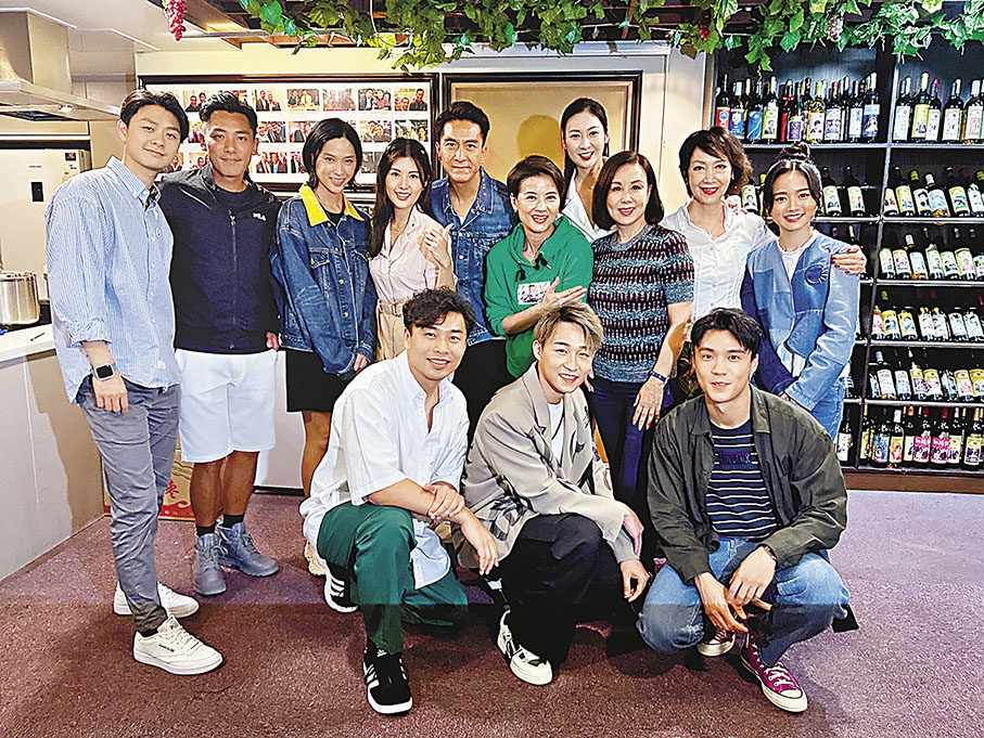 ◆《法言人》收視報捷，台前幕後食飯慶祝。