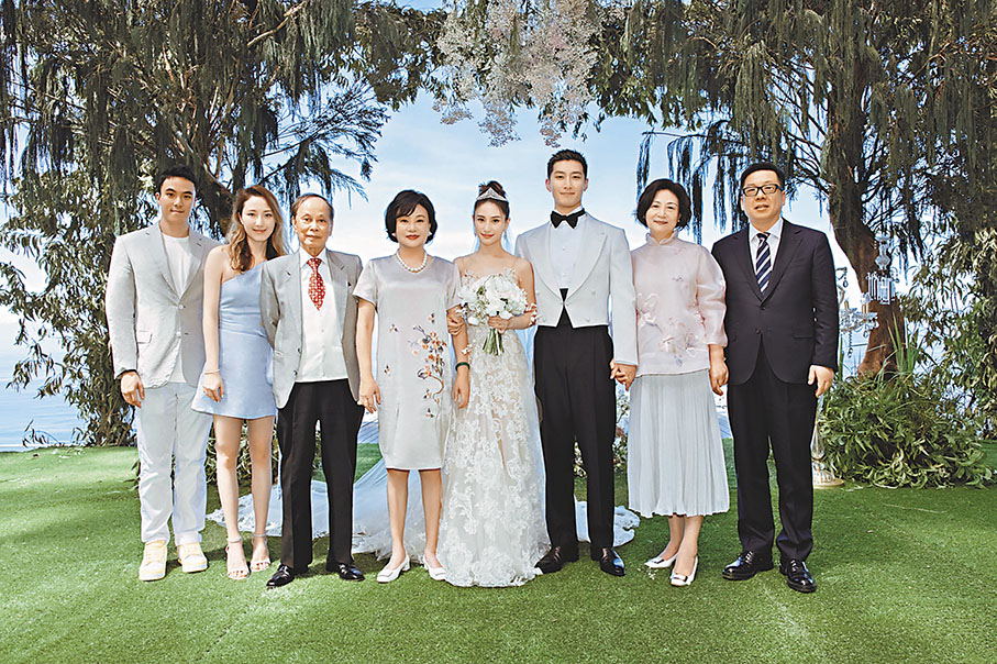 ◆ （右起）竇驍父母與超蓮媽媽和舅父及姐姐何超雲及弟弟何猷啟合照留念。