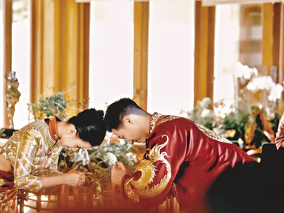 ◆ 竇驍與何超蓮依足規矩夫妻對拜完成婚禮。