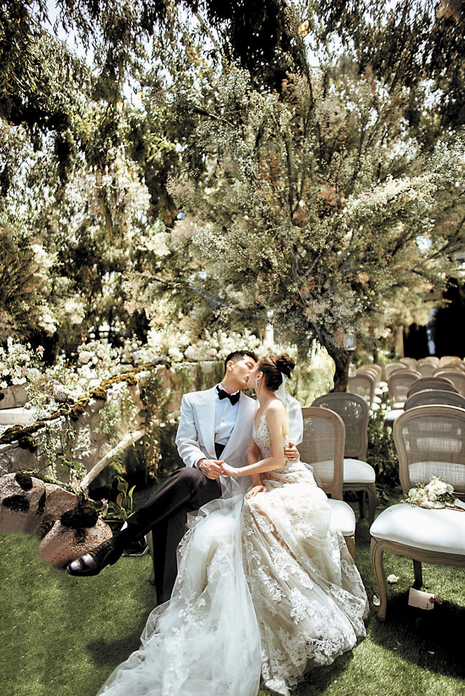 ◆ 二人甜蜜擁吻，好浪漫。