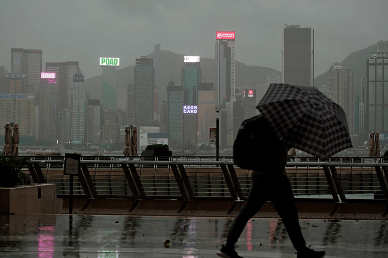 ◆ 雷雨伴隨猛烈陣風,白晝如黑夜。 香港文匯報記者涂穴 攝