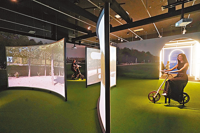 ◆展區內的自行車互動裝置，帶領觀眾漫遊凡爾賽宮的王家庭院。 香港文匯報記者曾興偉  攝