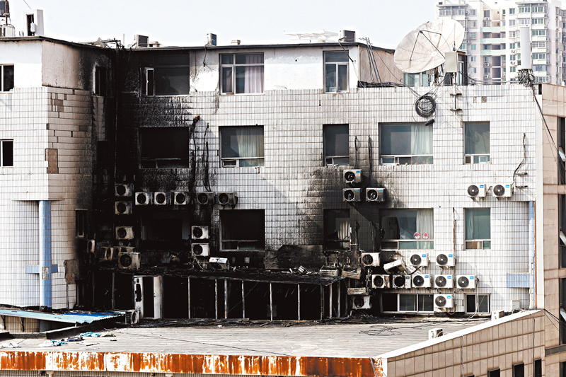◆4月18日，北京長峰醫院住院部東樓發生火情，導致29人遇難。圖為北京長峰醫院住院部東樓燒焦的窗台和外牆。 中新社