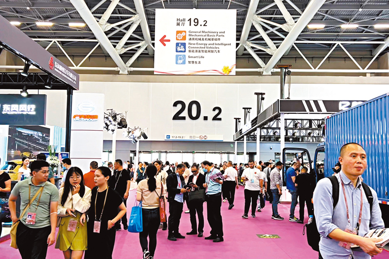 ◆ 圖為廣交會新能源汽車及智能網聯汽車展現場。  香港文匯報記者帥誠 攝