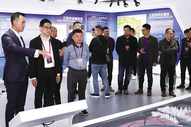 ◆ 香港代表團考察三亞中央商務區展示館。