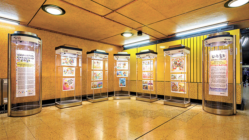◆一系列色彩斑斕的畫作在上環及西灣河站的「港鐵‧藝術」展廊展出。