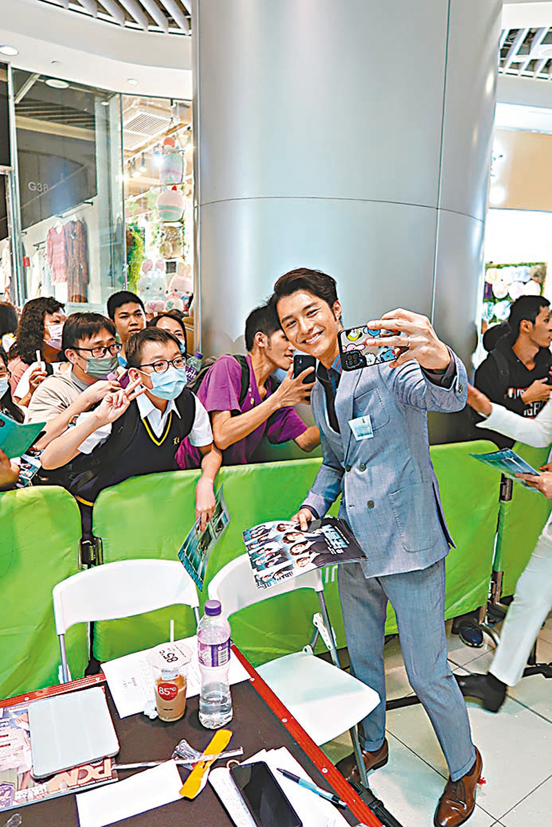 ◆黃嘉樂親切與粉絲合影。