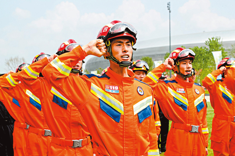 ◆ 消防官兵在誓師大會莊嚴宣誓。香港文匯報記者李兵 攝