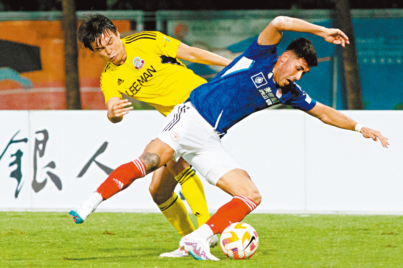 ◆ 理文（黃衫）與東方在上月中的聯賽踢成1：1平手。足總圖片