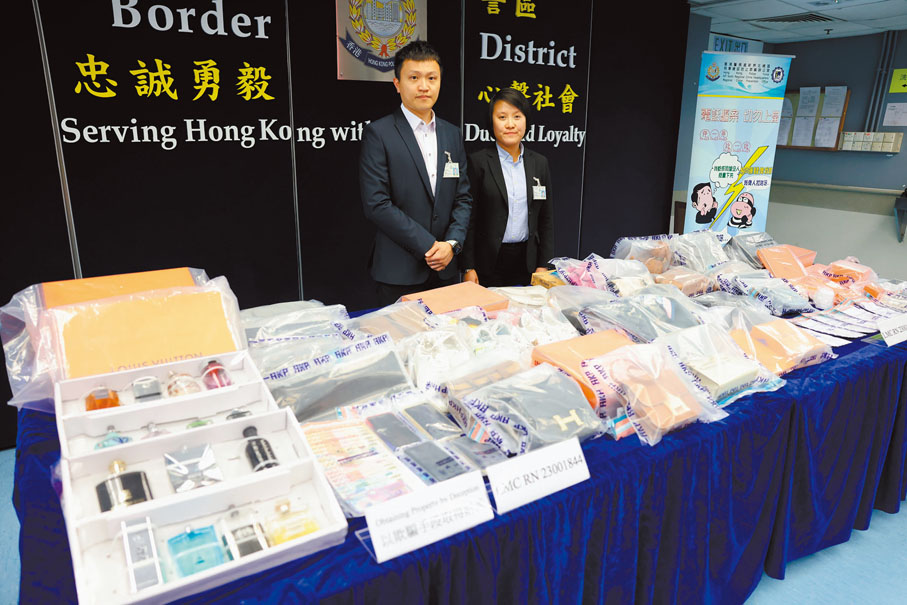 ◆ 警方破獲「積分到期」釣魚短訊詐騙集團，檢獲總值150萬元證物，包括名牌手袋、首飾、現金等。 香港文匯報記者劉友光  攝