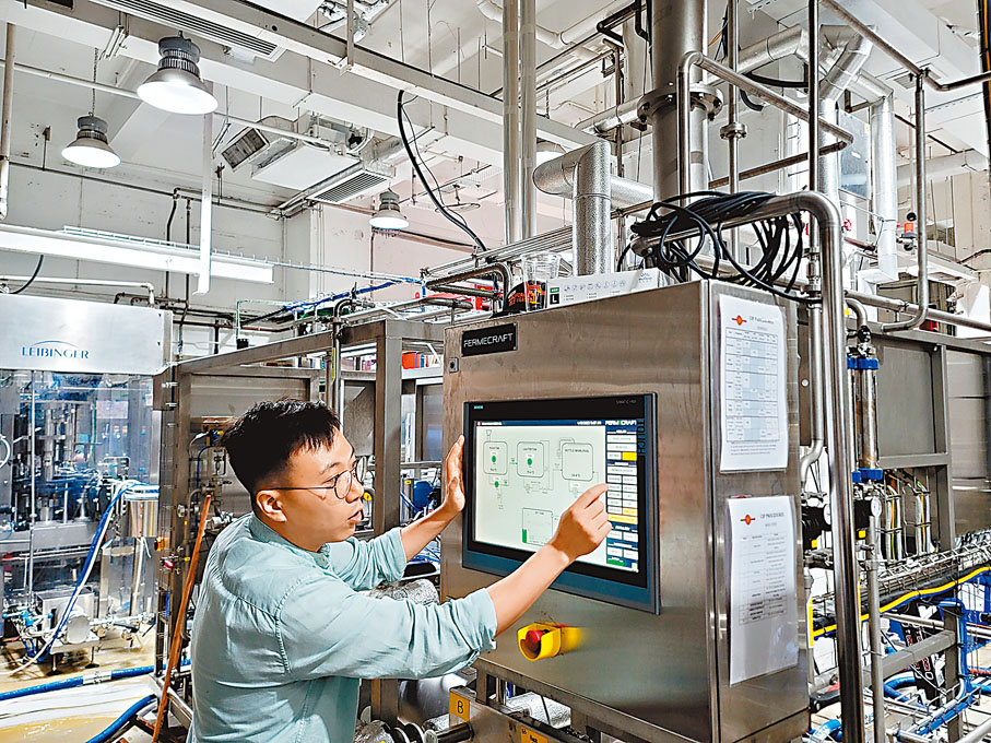 ◆杜景琛表示，透過預先在中央電子系統設定好不同啤酒配方，只需按鍵，智能生產線便可自動進行啤酒釀造生產及包裝。香港文匯報記者金文博  攝