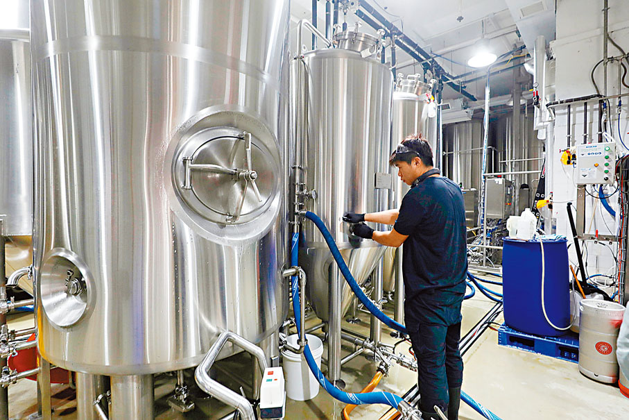 ◆麥汁經殺菌及加入啤酒花和香料並冷卻後，會加入酵母進行發酵。香港文匯報記者郭木又  攝