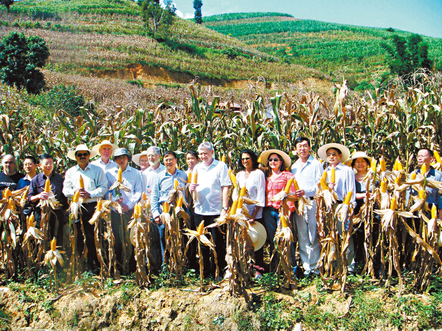 ◆ 外國專家來雲南考察交流玉米種植相關情況。  香港文匯報雲南傳真
