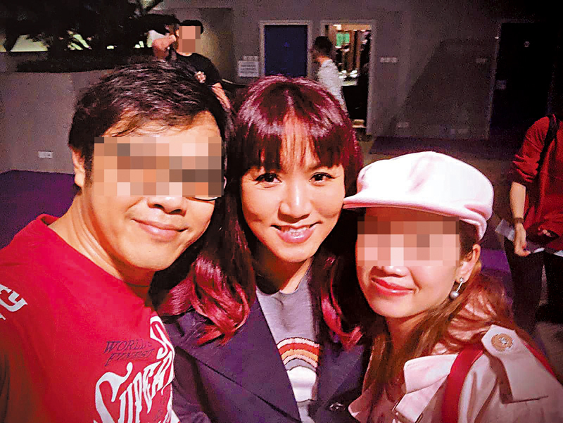 ◆涉嫌以代買演唱會飛行騙的男子Simon（左）與女友Venus（右）不時出席娛樂圈飯局，見到名人紅星便拉住對方合照。  受訪者供圖
