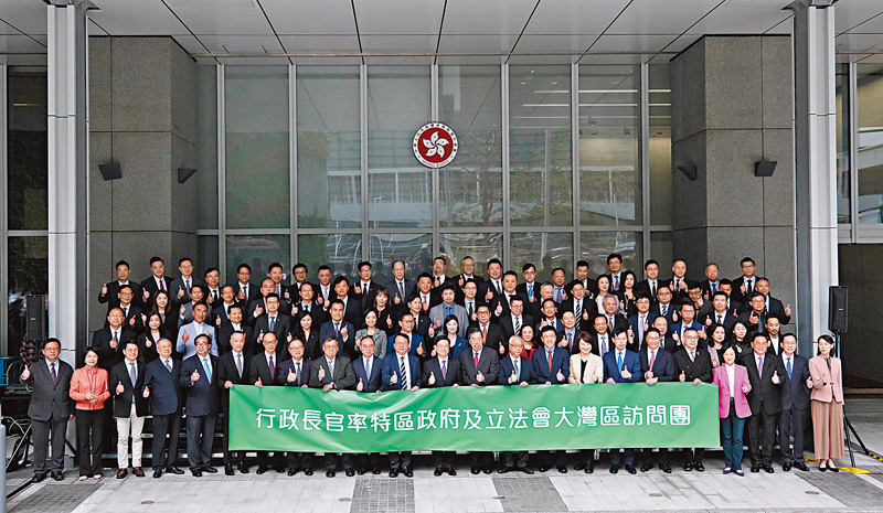 ◆香港特區行政長官李家超率領的香港特區政府及立法會大灣區訪問團昨起到訪大灣區四個內地城市，進行為期四天的訪問。圖為訪問團出發前合照。香港文匯報記者涂穴  攝