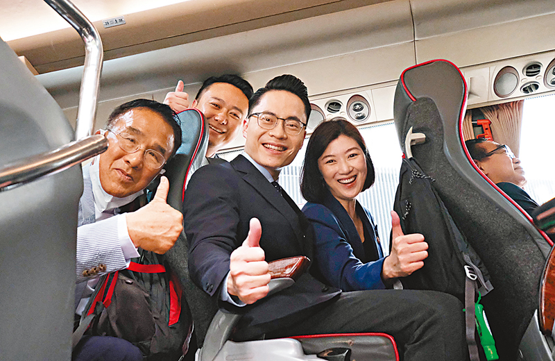 ◆ 一眾議員登上專車，準備出發赴深圳，人人表現雀躍。 香港文匯報記者涂穴 攝