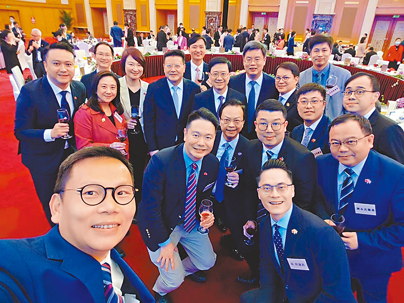 ◆議員在深圳市餐敘時興奮打卡。 Fb圖片