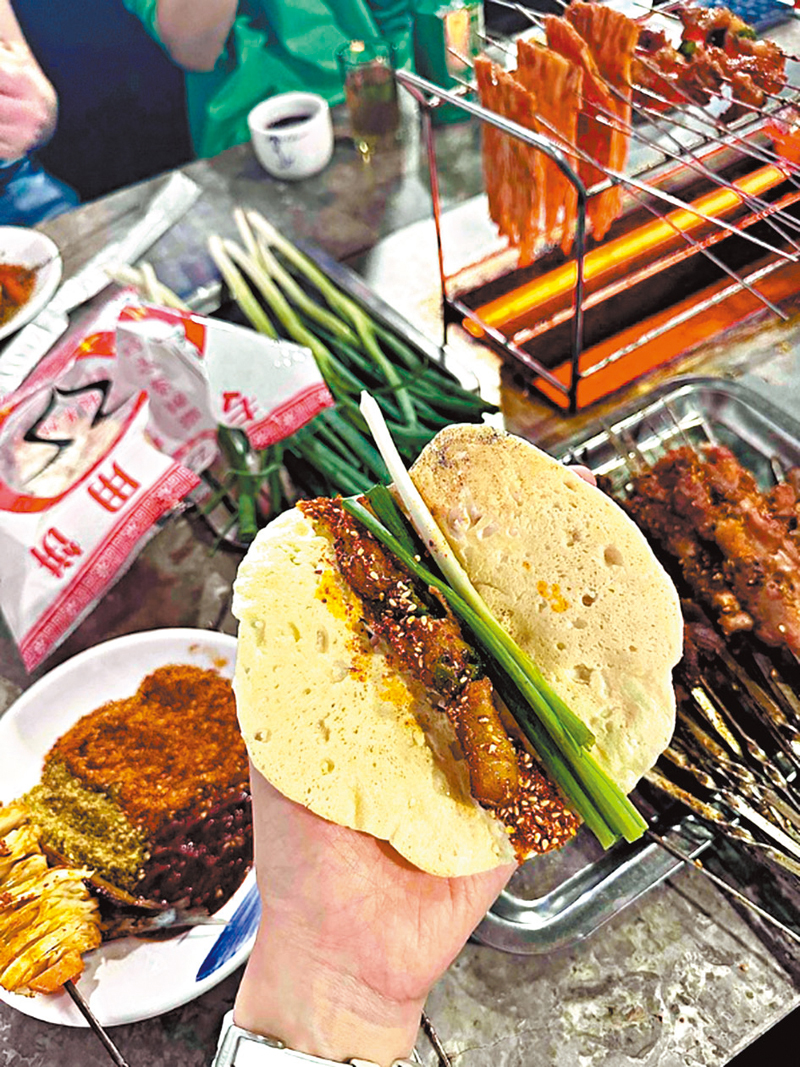 ◆淄博燒烤靈魂三件套「小葱、小餅、小火爐」。 網上圖片