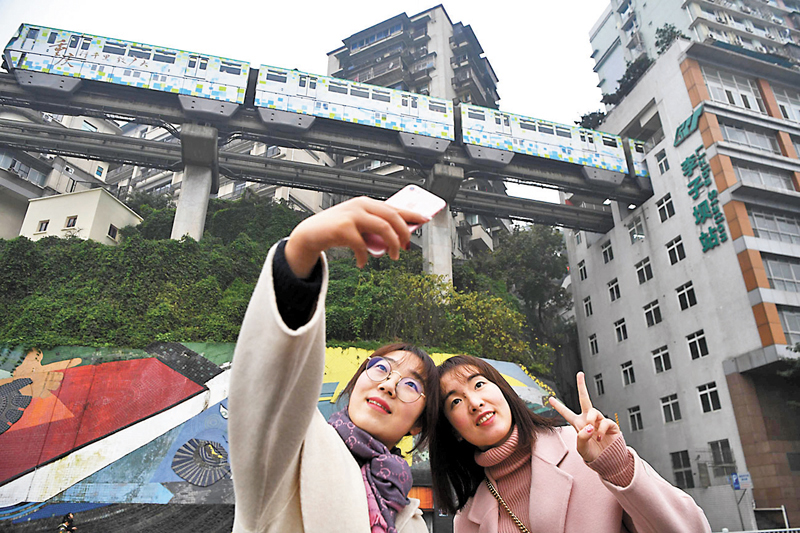 ◆這裏是中國西南城市重慶的新晉「網紅」景點——李子壩輕軌站。據運營方初步統計，每天約1萬人來拍攝輕軌穿樓而過的「奇景」。 資料圖片