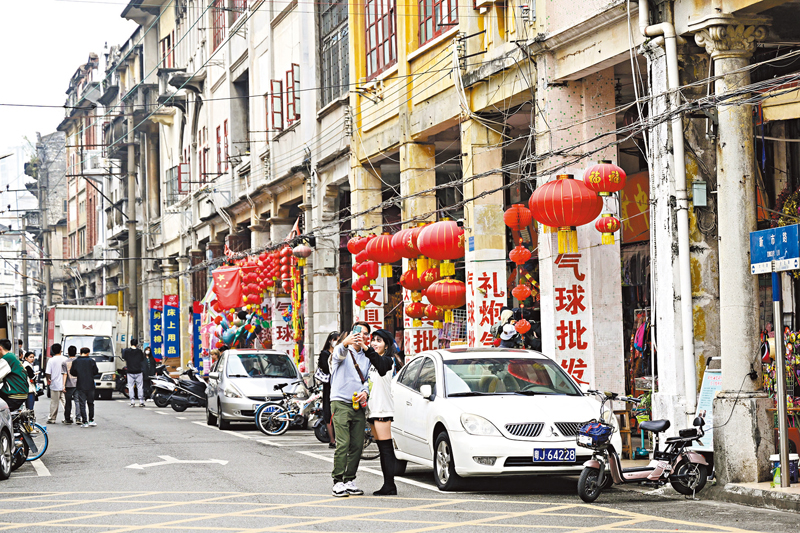◆2月7日，遊客在廣東江門長堤歷史文化街區內的電視劇《狂飆》拍攝點拍照。 資料圖片