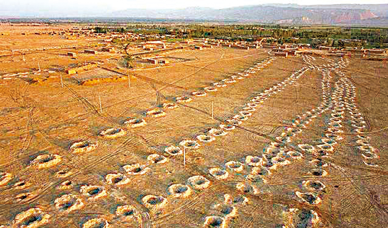 ◆戈壁灘上的坎兒井豎井口猶如串串珍珠