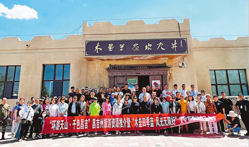 ◆遊客在木壘草原坎兒井博物館參觀。