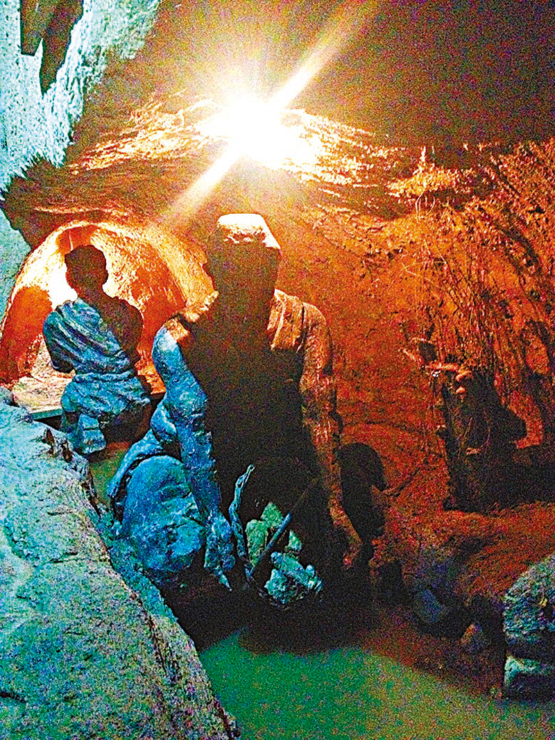 ◆坎兒井暗渠內還原挖掘坎兒井工作場景的銅像。