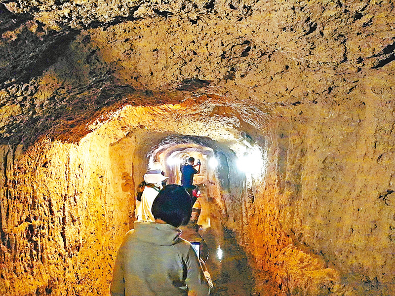 ◆遊客在參觀木壘草原坎兒井暗渠。