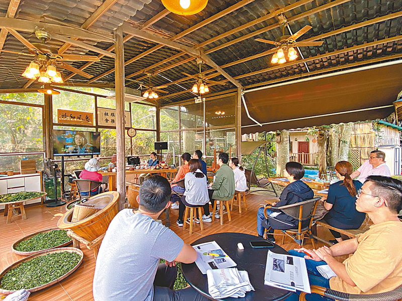 ◆在石芽壩葉惠民茶書院，參加者專心聆聽有關茶文的內容。