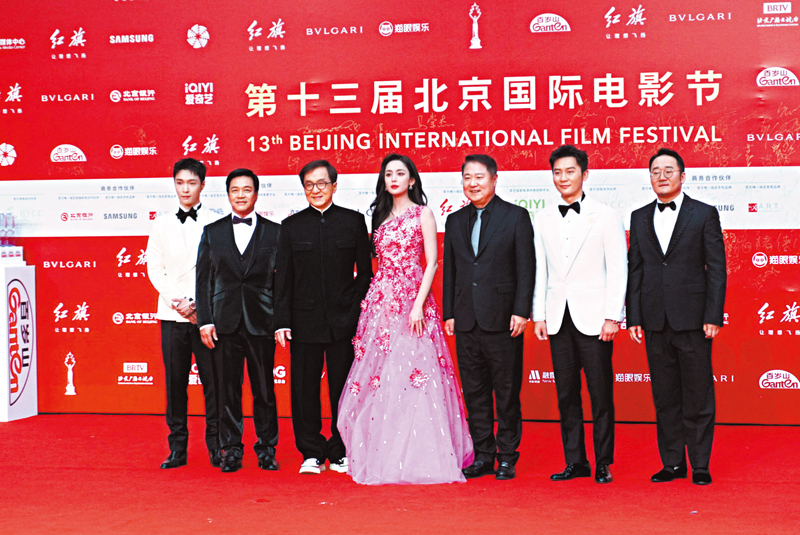 ◆成龍和唐季禮率《傳說》主創亮相。