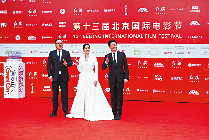 ◆吳京和《流浪地球2》劇組齊向傳媒比V拍照。