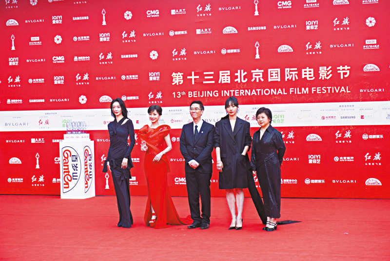 ◆關錦鵬(中)和趙雅芝(左二)等走上北影節紅毯。